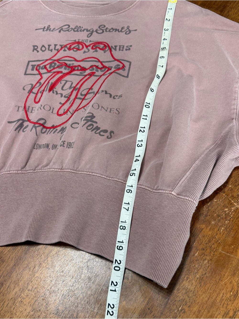 Rolling Stones Women’s Medium Cropped Sweatshirt Mauve Pink Embroidered Tongue - Picture 3 of 7